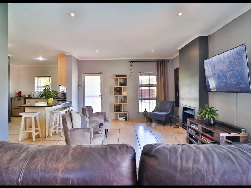 3 Bedroom house in Parklands - Photo 3