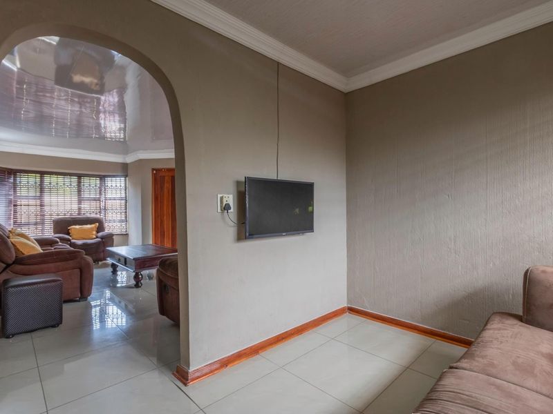House For Sale in Crystal Park, Benoni - Photo 6