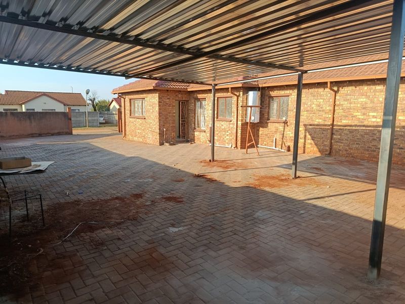 Spacious 3-Bedroom Family Home in a Quiet and Secure Location - Photo 1