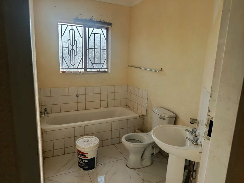 Spacious 3-Bedroom Family Home in a Quiet and Secure Location - Photo 9