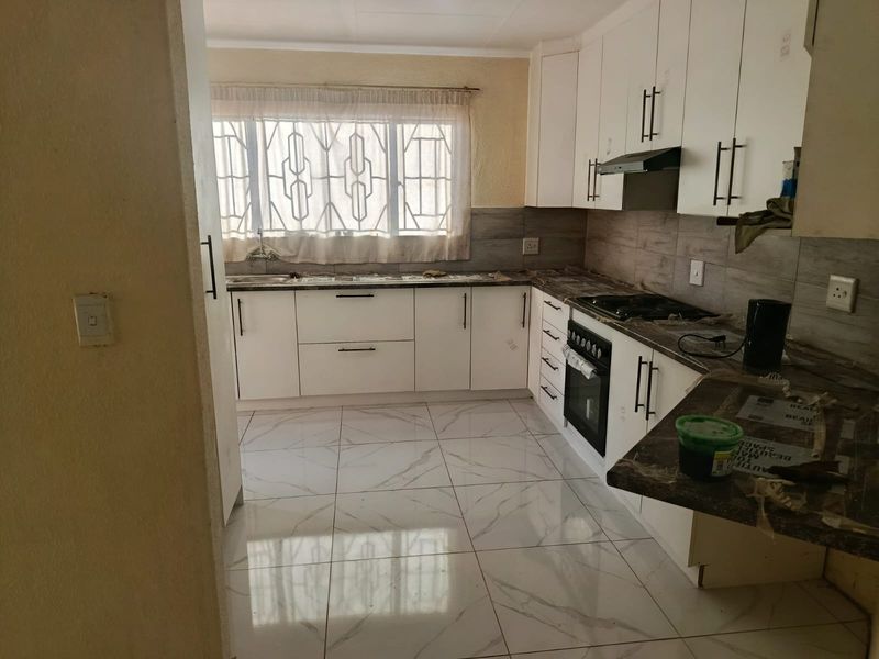 Spacious 3-Bedroom Family Home in a Quiet and Secure Location - Photo 2