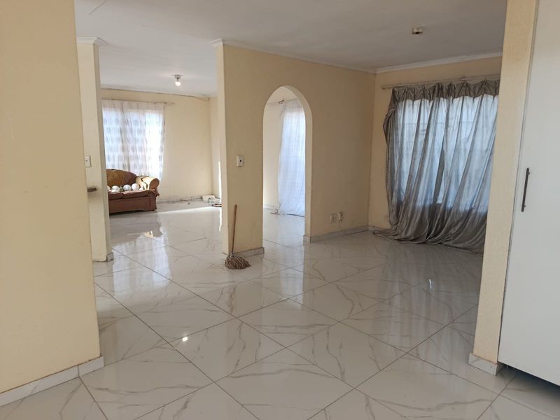 Spacious 3-Bedroom Family Home in a Quiet and Secure Location - Photo 3