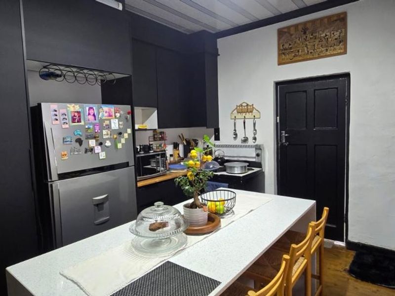 Charming Family Home with Granny Cottage and Beautiful Outdoor Living - Photo 7