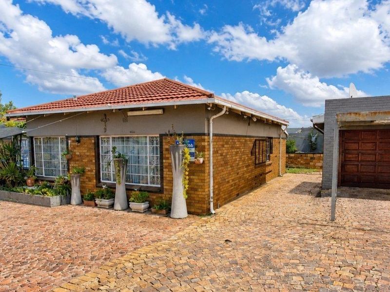 Charming Family Home with Granny Cottage and Beautiful Outdoor Living - Photo 1