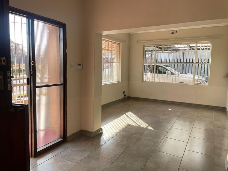 House To Rent in Delarey, Roodepoort - Photo 2