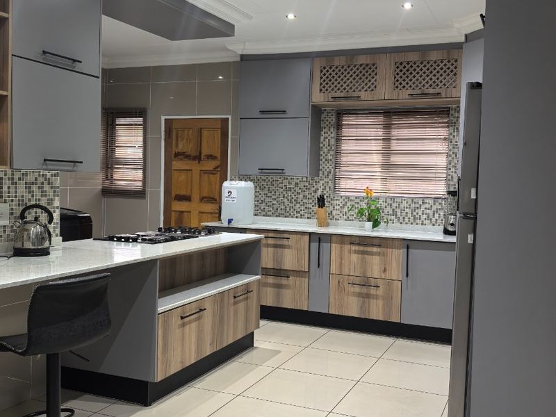4 Bedroom House For Sale At Aerorand - Photo 4