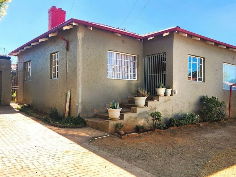Charming Family Home with Modern Cottage, Swimming Pool and Spacious Garden - Photo 1