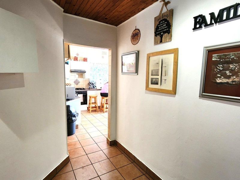 Charming Family Home with Modern Cottage, Swimming Pool and Spacious Garden - Photo 6