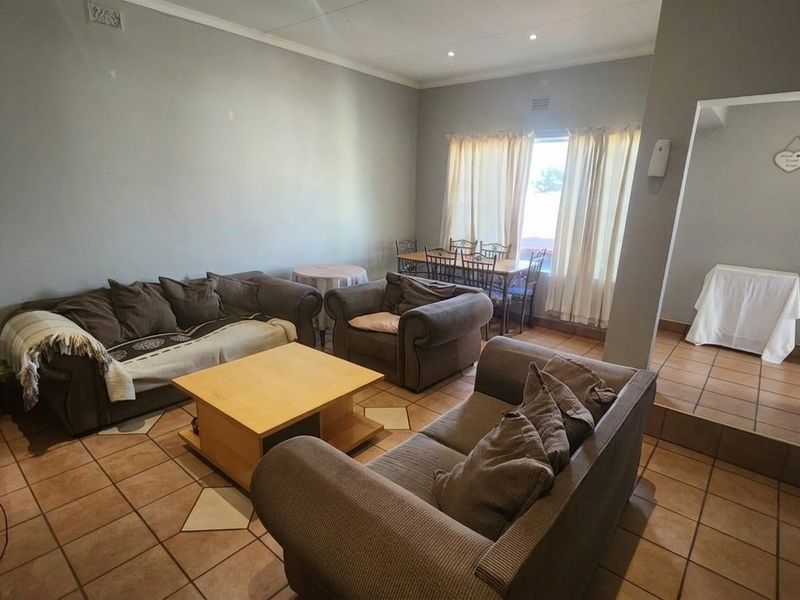 Charming Family Home with Modern Cottage, Swimming Pool and Spacious Garden - Photo 8