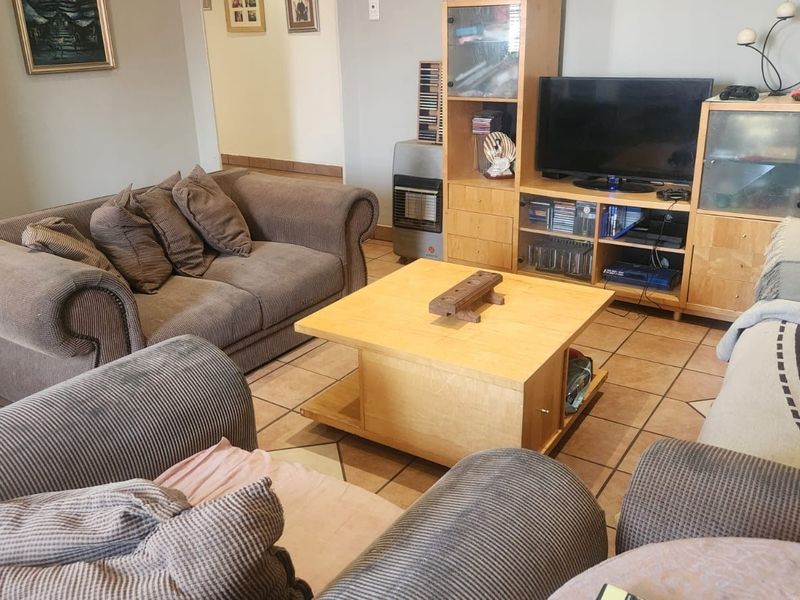 Charming Family Home with Modern Cottage, Swimming Pool and Spacious Garden - Photo 7