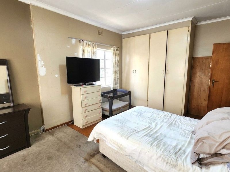 Charming Family Home with Modern Cottage, Swimming Pool and Spacious Garden - Photo 10