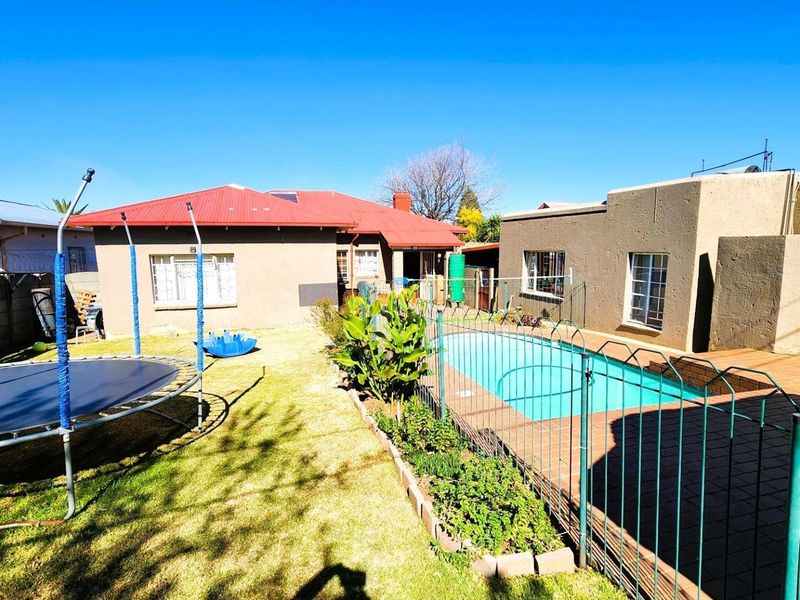 Charming Family Home with Modern Cottage, Swimming Pool and Spacious Garden - Photo 2