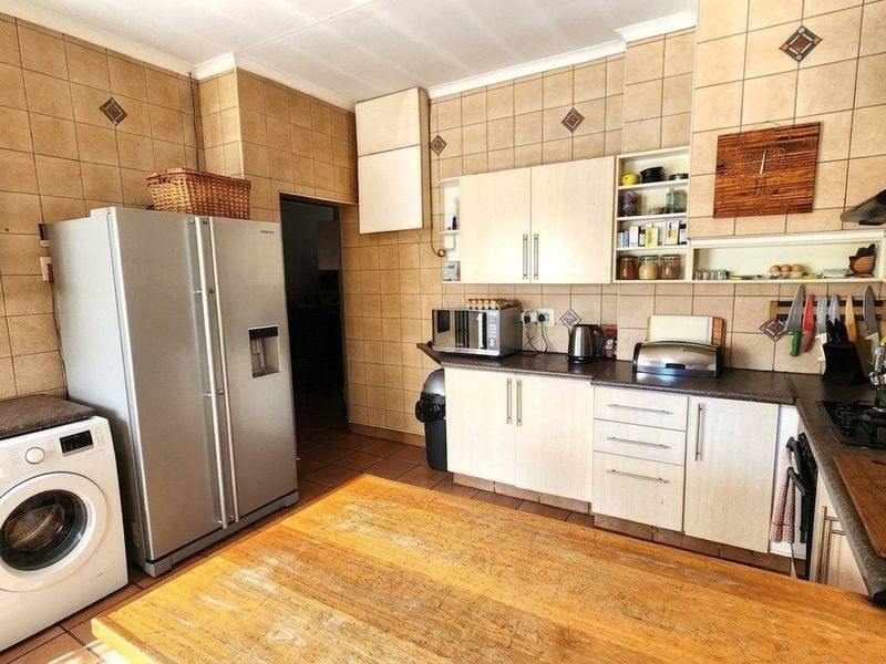 Charming Family Home with Modern Cottage, Swimming Pool and Spacious Garden - Photo 4