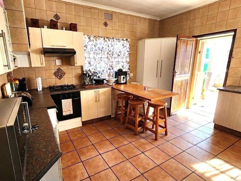 Charming Family Home with Modern Cottage, Swimming Pool and Spacious Garden - Photo 3