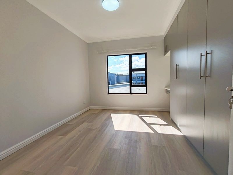 Renovated Apartment For Sale in Burgundy Estate, Milnerton - Photo 10