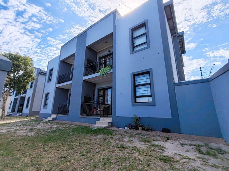 Renovated Apartment For Sale in Burgundy Estate, Milnerton - Photo 2
