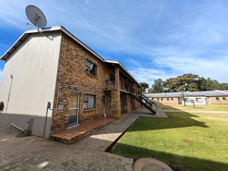 Your Peaceful 1 Bedroom Haven Awaits: Modern, Secure and Effortless Living in Rhodesdene, Kimberley - Photo 2