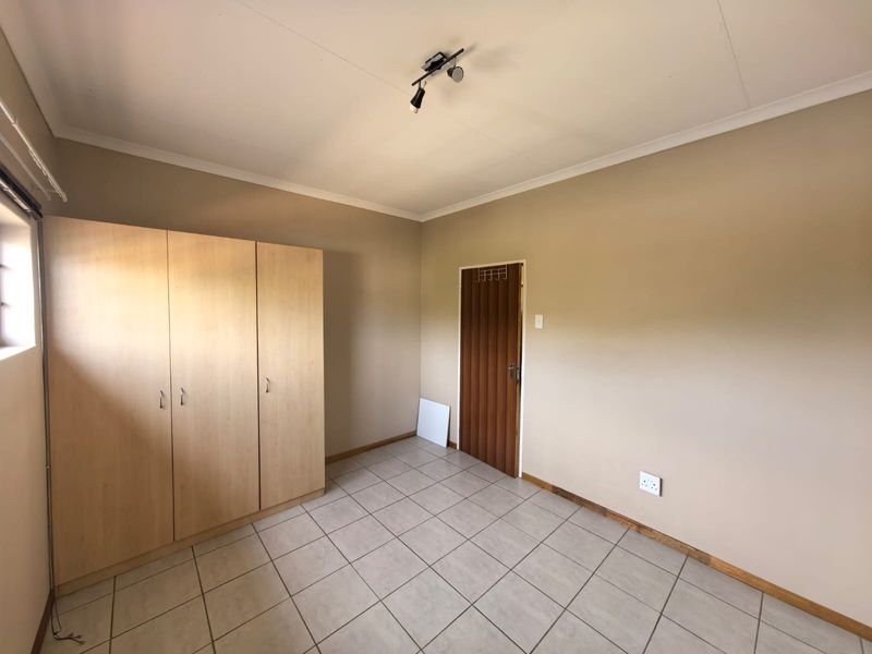 Your Peaceful 1 Bedroom Haven Awaits: Modern, Secure and Effortless Living in Rhodesdene, Kimberley - Photo 5