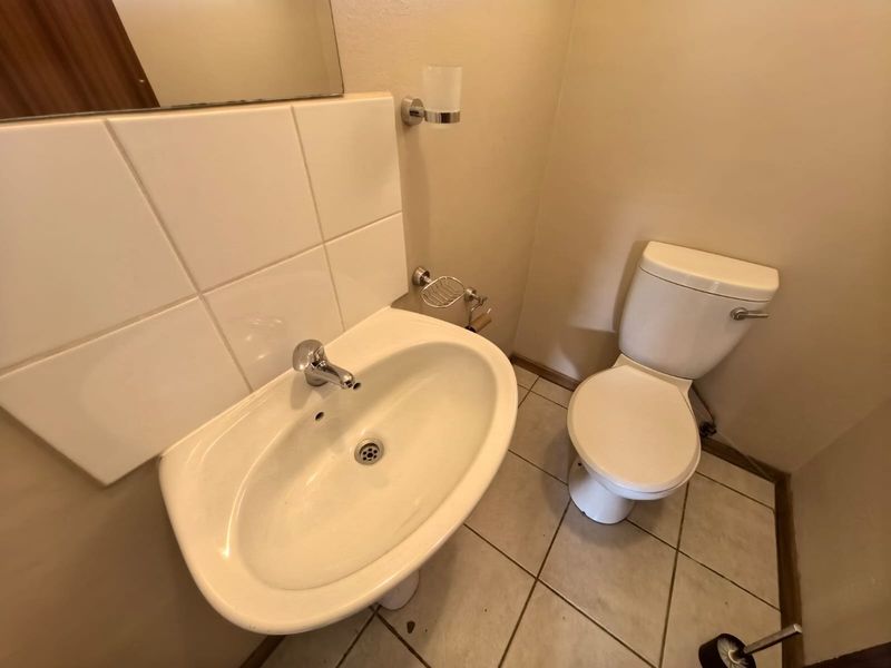 Your Peaceful 1 Bedroom Haven Awaits: Modern, Secure and Effortless Living in Rhodesdene, Kimberley - Photo 6