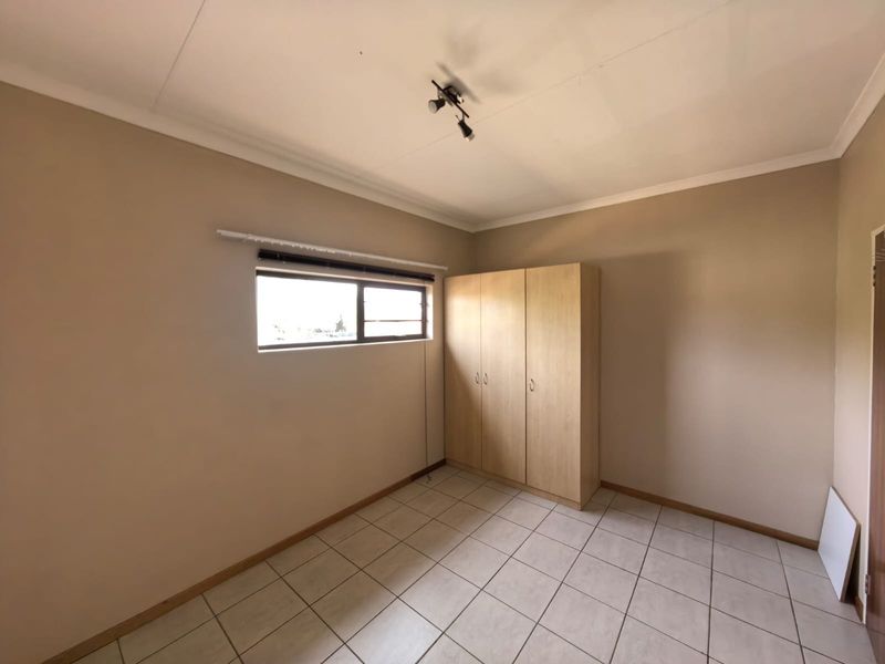 Your Peaceful 1 Bedroom Haven Awaits: Modern, Secure and Effortless Living in Rhodesdene, Kimberley - Photo 4