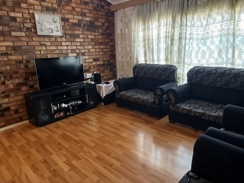 House For Sale in Lenasia South Ext 1, Johannesburg - Photo 2