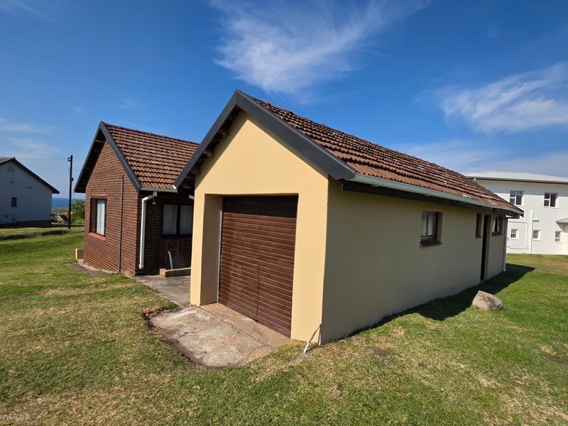 4 Bedroom Beachfront home Leisure Bay, Port Edward, KwaZulu Natal - Photo 1