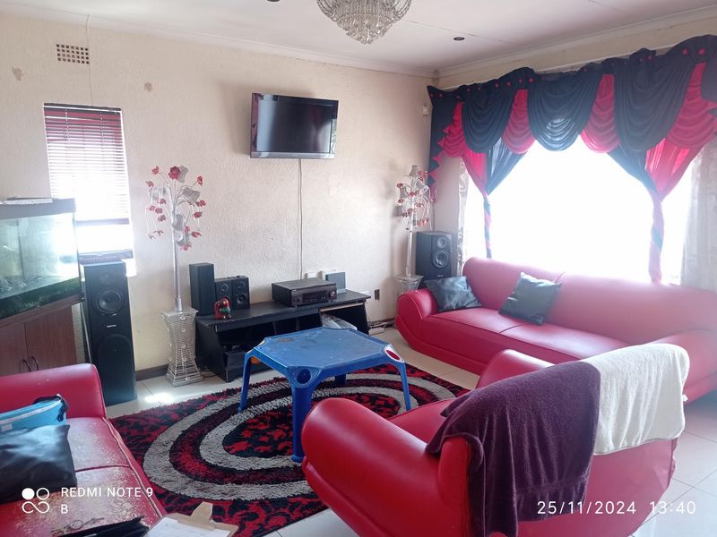 House For Sale in Lenasia South, Johannesburg - Photo 4