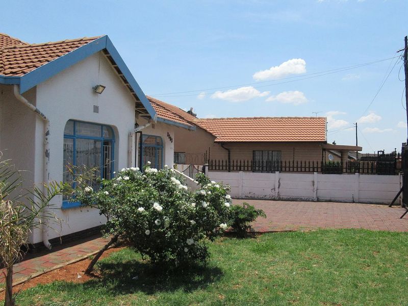 House For Sale in Lenasia South, Johannesburg - Photo 2