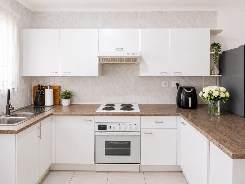 Modern Upstairs 2 Bedroom Apartment For Sale in Aquila, Oakdene - Photo 10