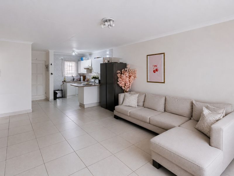 Modern Upstairs 2 Bedroom Apartment For Sale in Aquila, Oakdene - Photo 9
