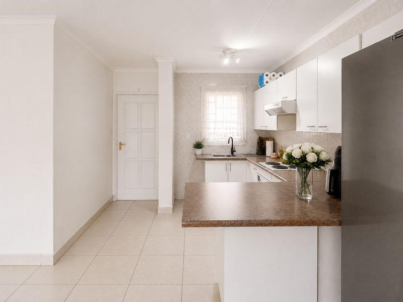 Modern Upstairs 2 Bedroom Apartment For Sale in Aquila, Oakdene - Photo 8