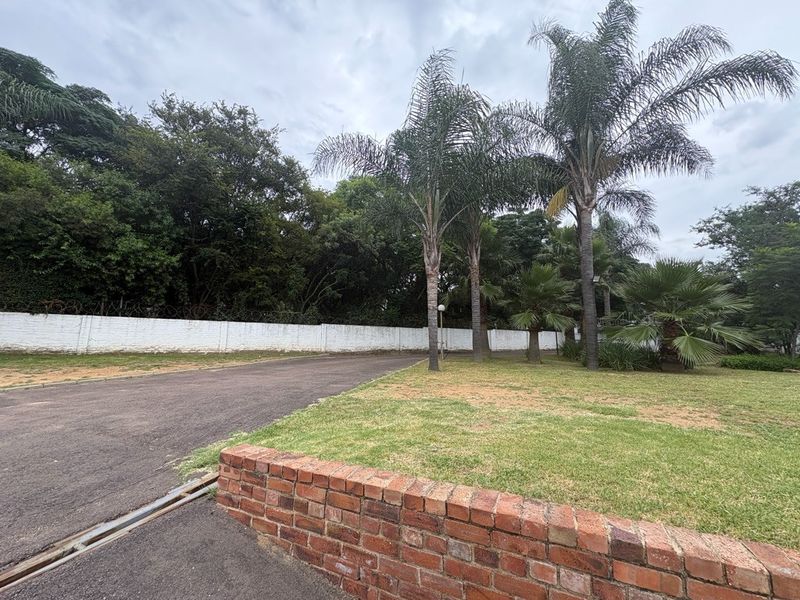 2.3 ha farm for sale in Crowthorne AH - business or residential use - Photo 2
