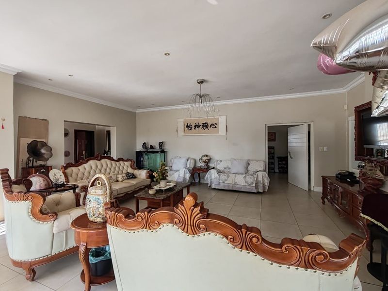 Elegant Family Home with Cottage in the Heart of Bedfordview - Photo 8