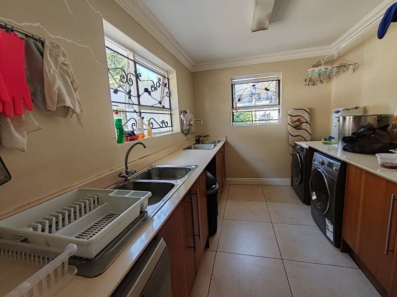 Elegant Family Home with Cottage in the Heart of Bedfordview - Photo 6