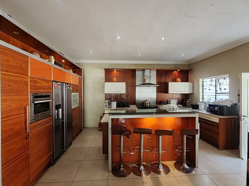 Elegant Family Home with Cottage in the Heart of Bedfordview - Photo 4