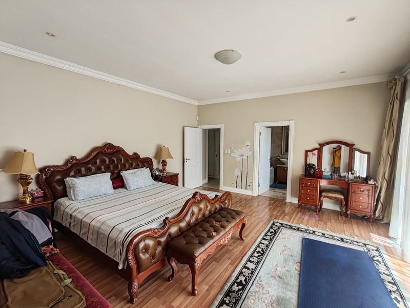 Elegant Family Home with Cottage in the Heart of Bedfordview - Photo 10