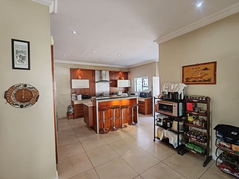 Elegant Family Home with Cottage in the Heart of Bedfordview - Photo 5