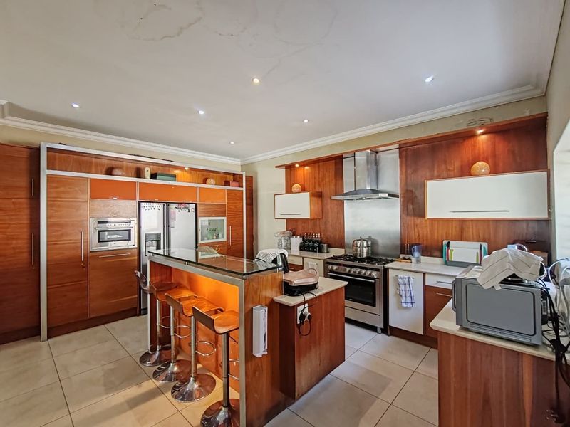 Elegant Family Home with Cottage in the Heart of Bedfordview - Photo 3
