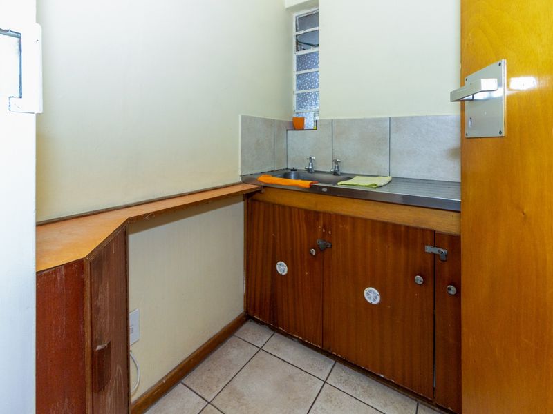 Compact First Floor Office to Let in Summerstrand | 30 sqm - Photo 6