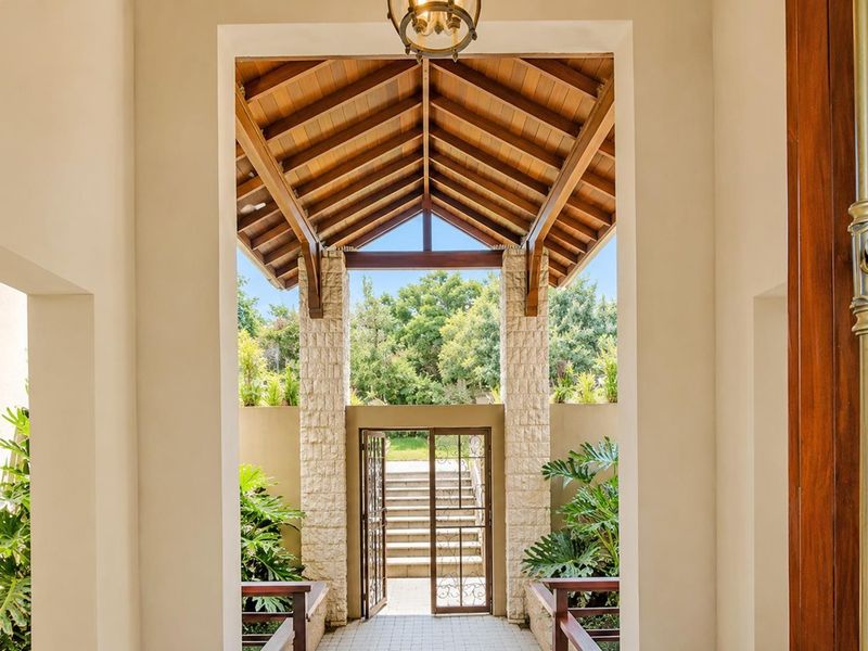 Grand Waterstone Estate opportunity with top floor sky-deck! - Photo 3