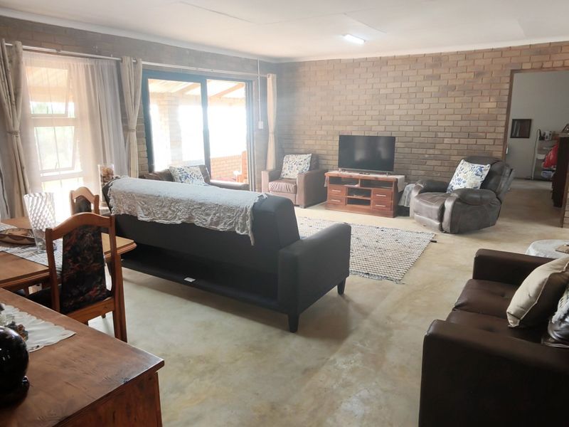 Seaside Opportunity: Expansive 7 Bedroom Property For Sale in Palm Beach, Port Edward, KZN - Photo 5