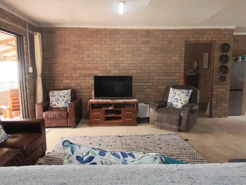 Seaside Opportunity: Expansive 7 Bedroom Property For Sale in Palm Beach, Port Edward, KZN - Photo 4