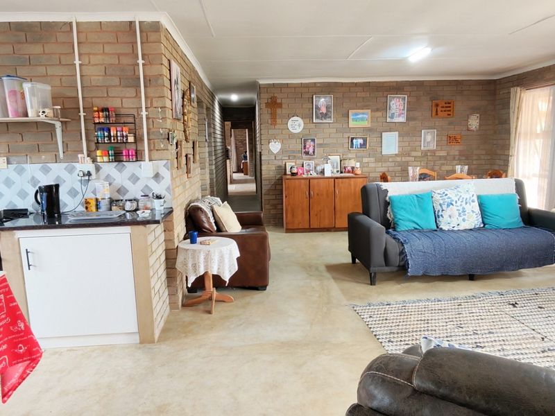 Seaside Opportunity: Expansive 7 Bedroom Property For Sale in Palm Beach, Port Edward, KZN - Photo 10