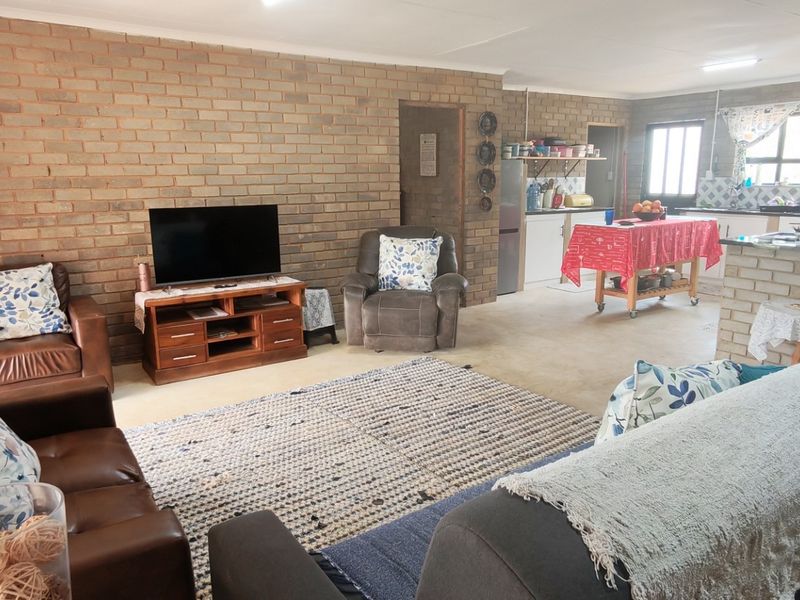 Seaside Opportunity: Expansive 7 Bedroom Property For Sale in Palm Beach, Port Edward, KZN - Photo 6