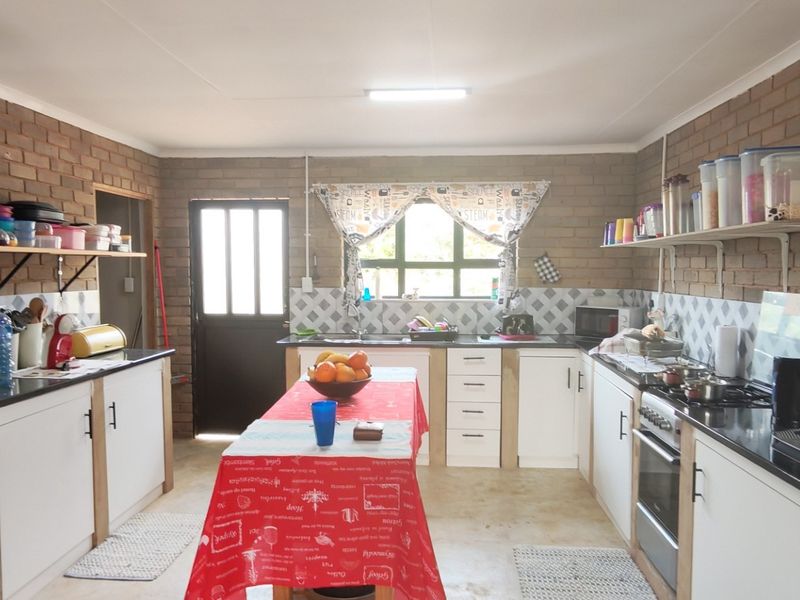 Seaside Opportunity: Expansive 7 Bedroom Property For Sale in Palm Beach, Port Edward, KZN - Photo 7
