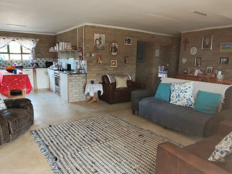 Seaside Opportunity: Expansive 7 Bedroom Property For Sale in Palm Beach, Port Edward, KZN - Photo 3