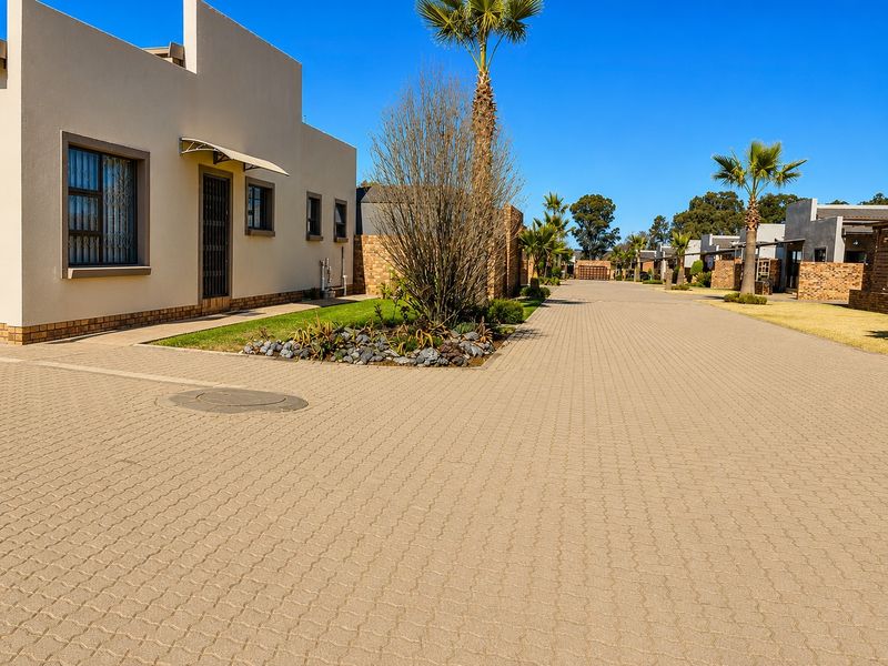 Townhouse For Sale in Kookrus, Meyerton - Photo 1