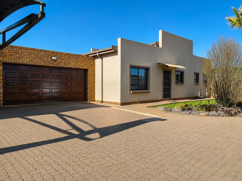 Townhouse For Sale in Kookrus, Meyerton - Photo 2