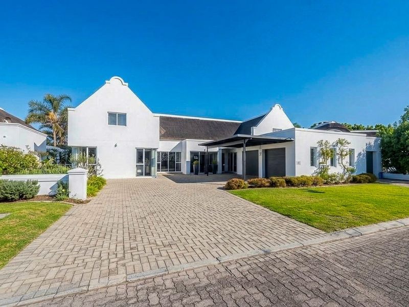 Contemporary Cape Dutch Fairway Sanctuary: Architectural Perfection in Fancourt, George, SA - Photo 1