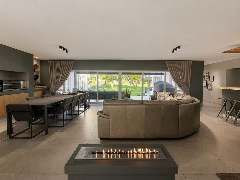 Contemporary Cape Dutch Fairway Sanctuary: Architectural Perfection in Fancourt, George, SA - Photo 6